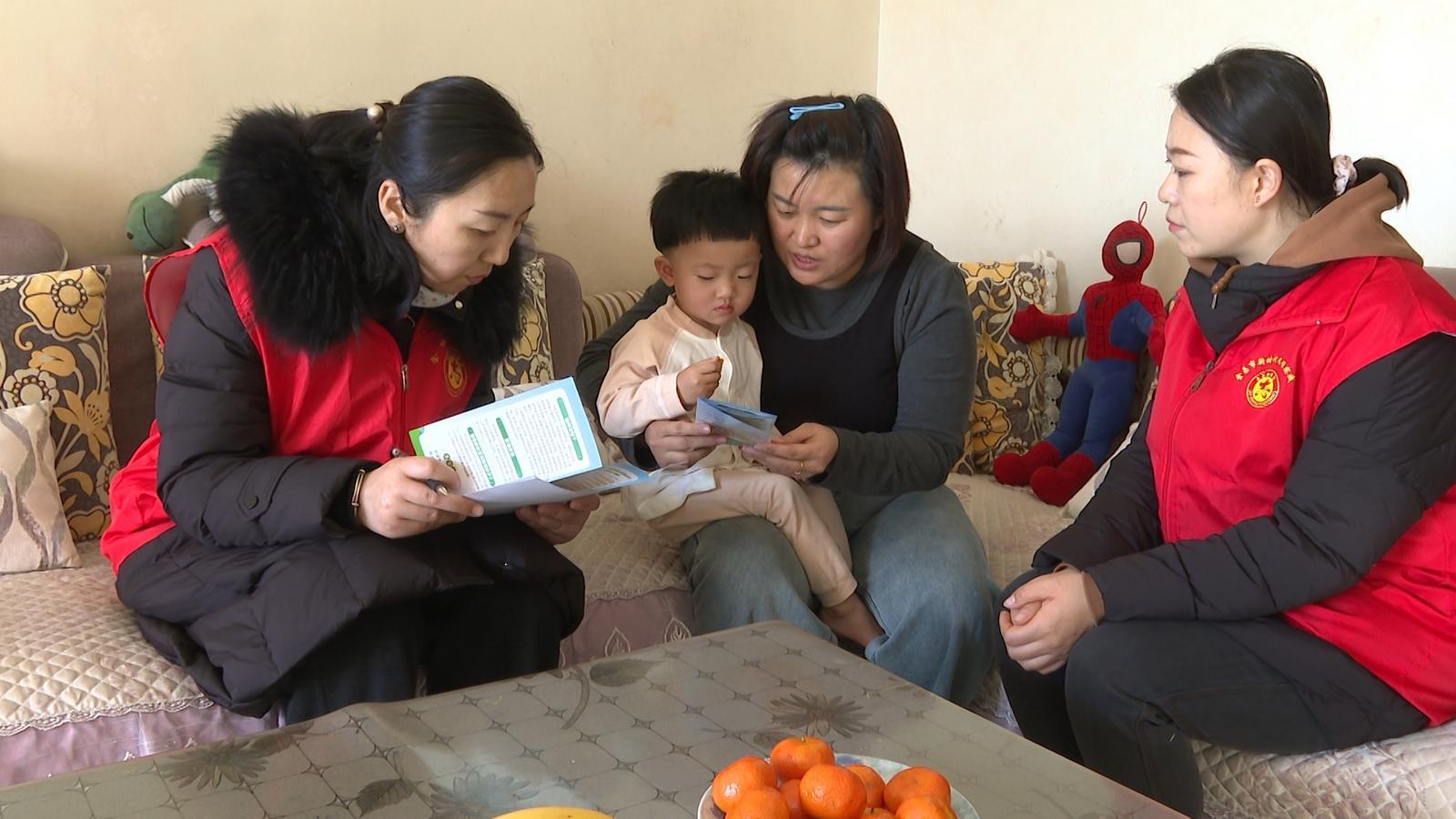 △社区工作人员上门协助居民祁晶晶线上申领国家育儿补贴