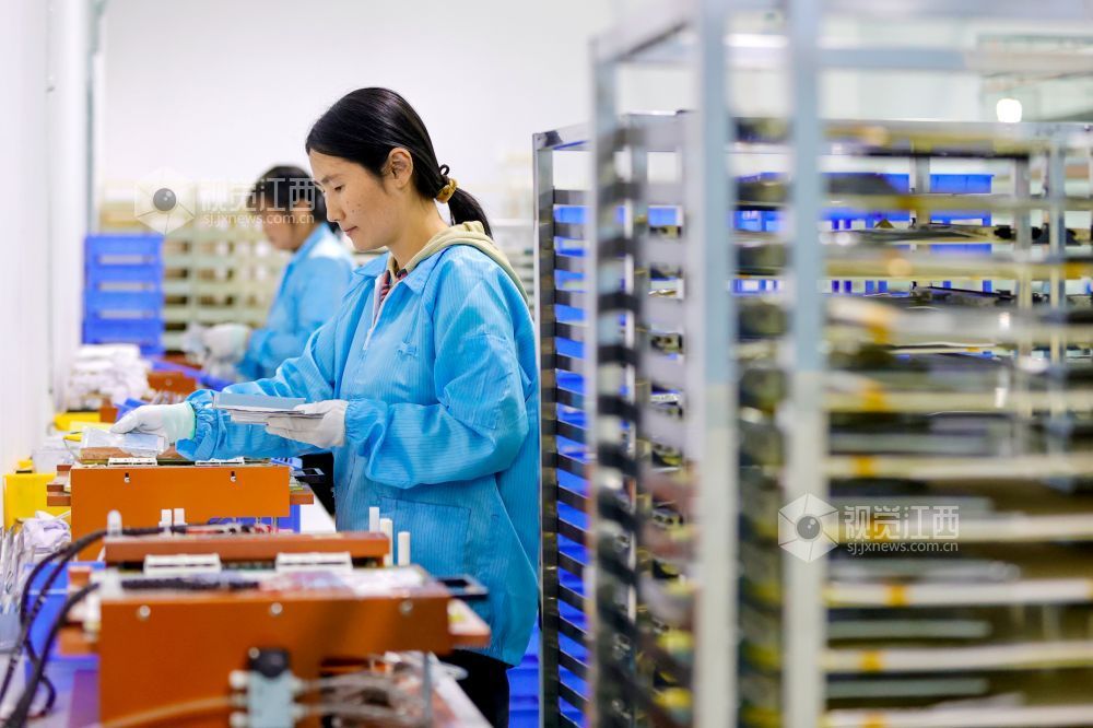 2026年1月4日，在江西省吉安市峡江县工业园区一家企业车间内，工人在生产新能源电池。