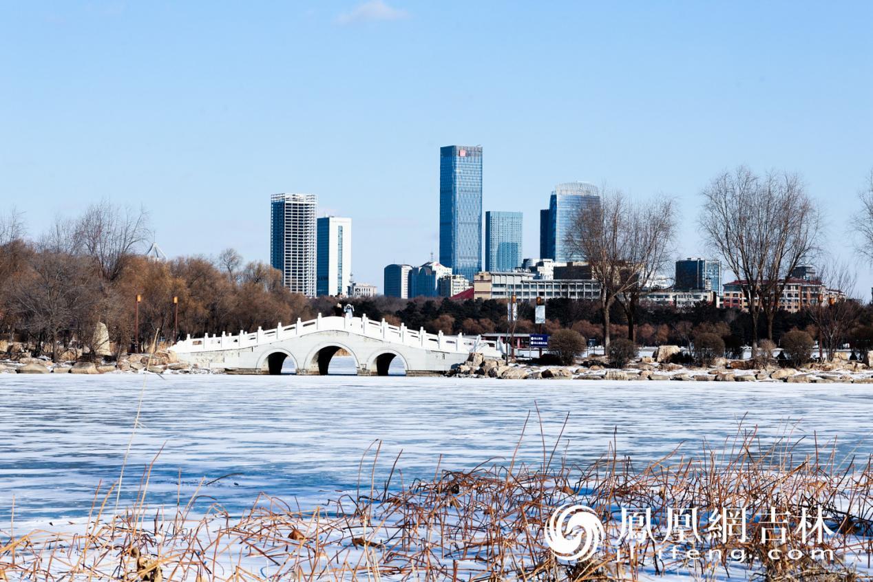长春南湖初雪。