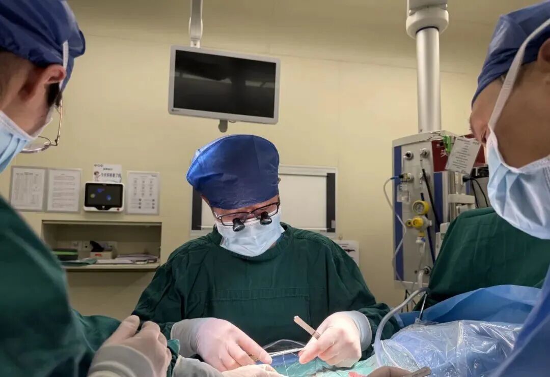 手术中（甘肃省妇幼保健院供图）