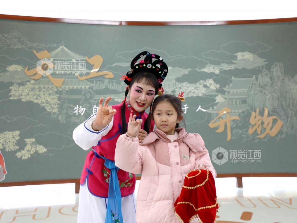 2025年12月31日，江西省分宜县文化馆组织非物质文化遗产项目传承人走进分宜县第二中心小学开展“非遗进校园 文共传承”活动，让学生们“零距离”体验采茶戏、竹编、剪纸、药香等非遗技艺，感受优秀传统文化的独特魅力。