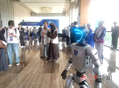 智能机器人出现在江西展会上。 全媒体记者左阳天摄