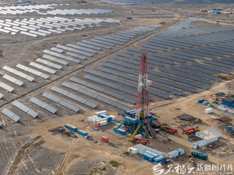 新疆油田百21井区光伏基地。张昀摄
