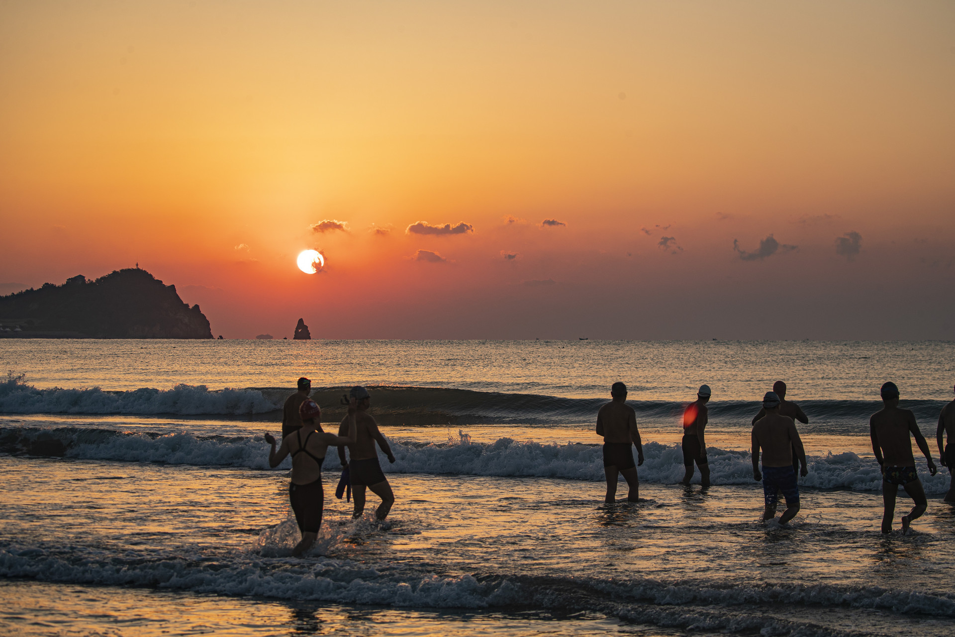 2026第一缕晨光！青岛市民游客定格“追光”时刻