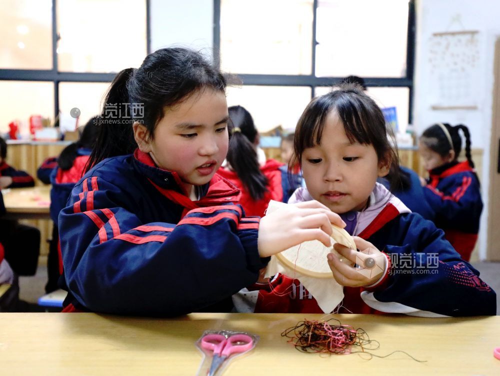 江西分宜:夏布刺绣进校园(图)