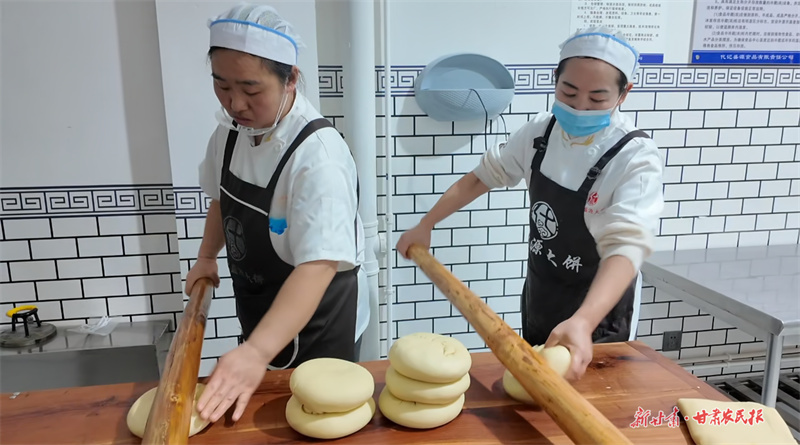 工人制作静宁锅盔