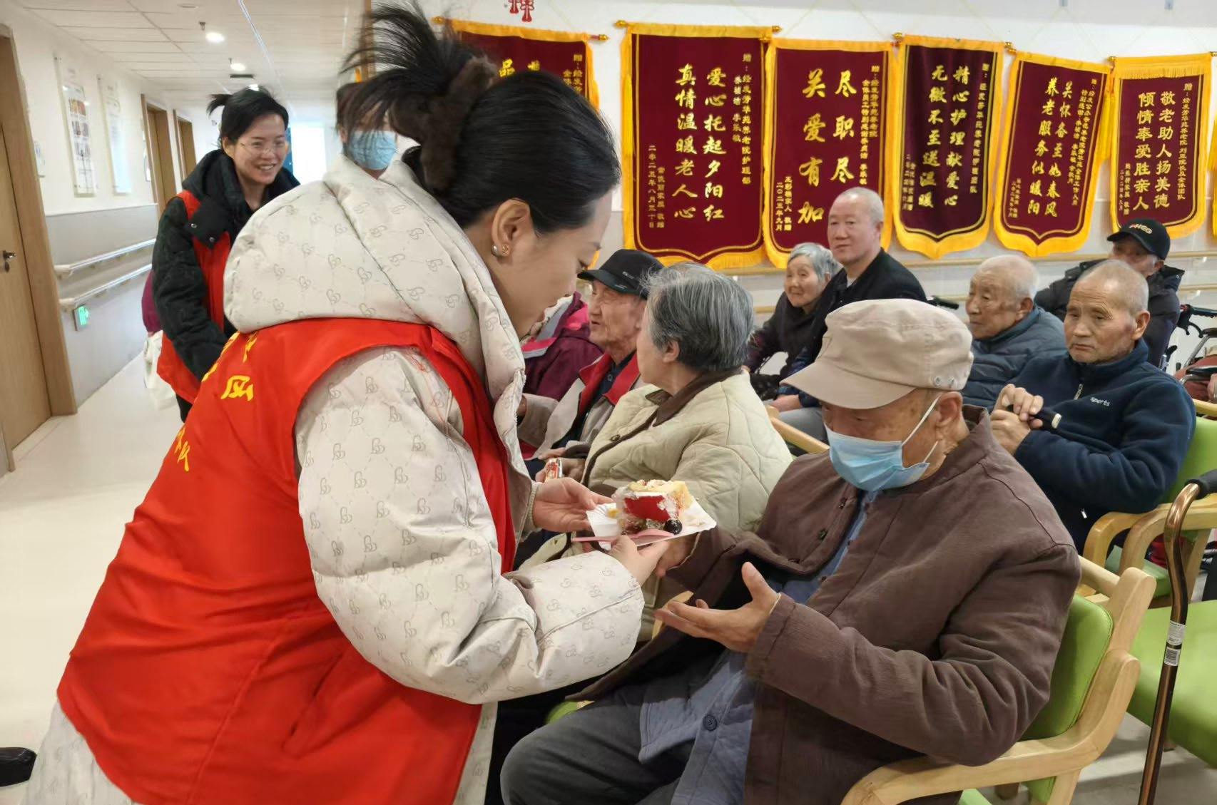 经开区元旦温情行动:银龄志愿团队走进养老院送暖意