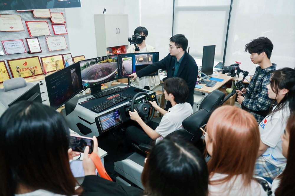 9月21日，2025年长株潭高校学子企业开放日首场活动走进湖南湘江新区，高校学子在企业参观体验。