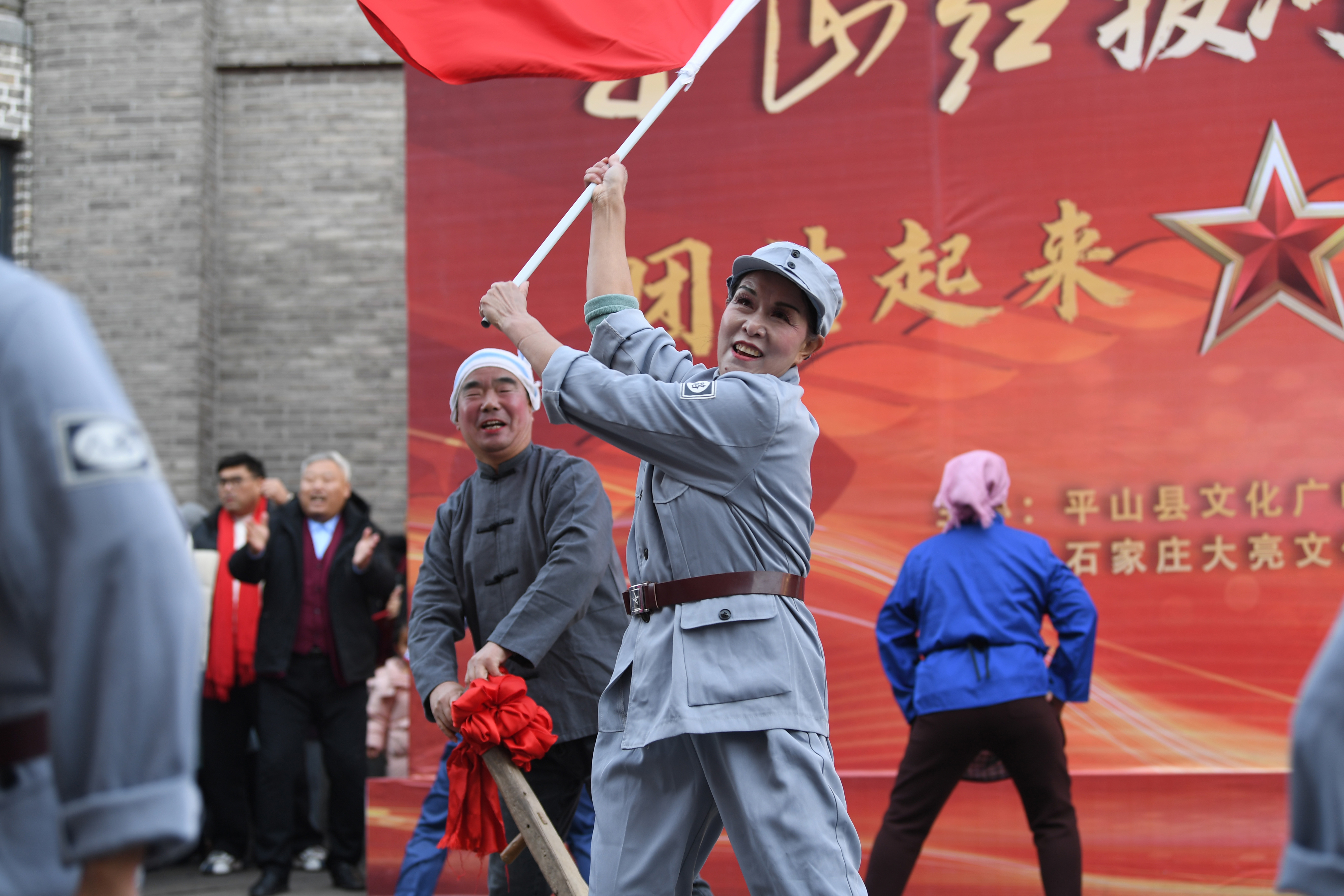 石家庄市平山县：“平山红”拔河超级联赛开赛