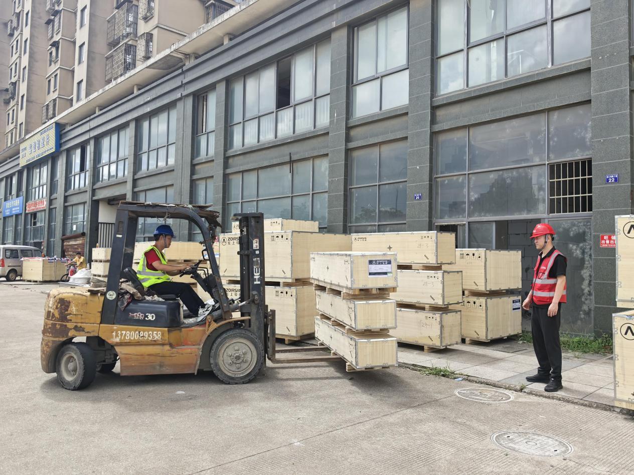 图为老旧小区电梯施工现场