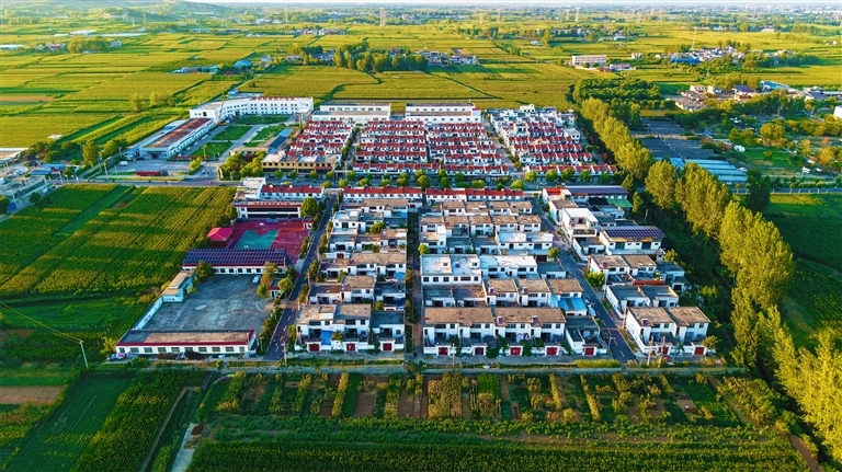 南阳市卧龙区蒲山镇杨营村，整齐的房屋、通畅的道路、广阔的田地，构成了一幅美丽的乡村振兴画卷。王小军 摄