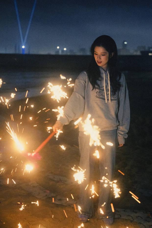 张婧仪手持烟花棒，笑容好甜。
