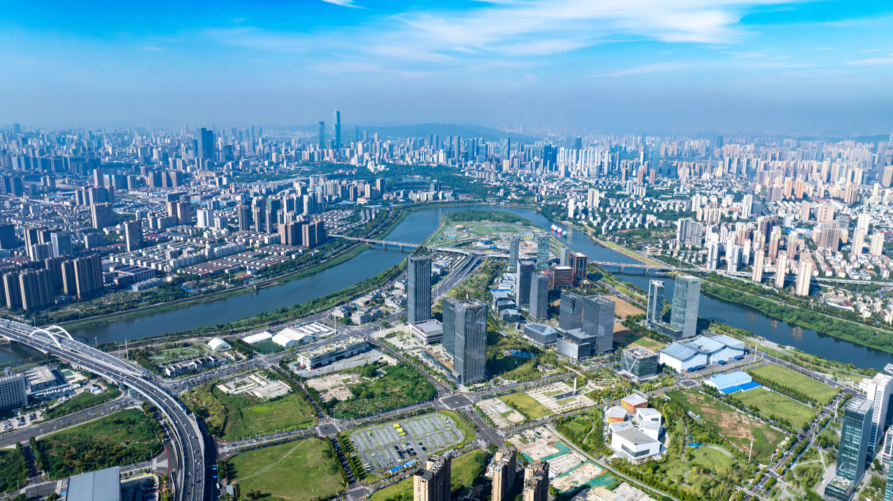 （俯瞰马栏山视频文创产业园。九曲蜿蜒的浏阳河宛如一条灵动的丝带，勾勒出一个醒目的“V”字形状。湖南日报全媒体记者 辜鹏博 摄）