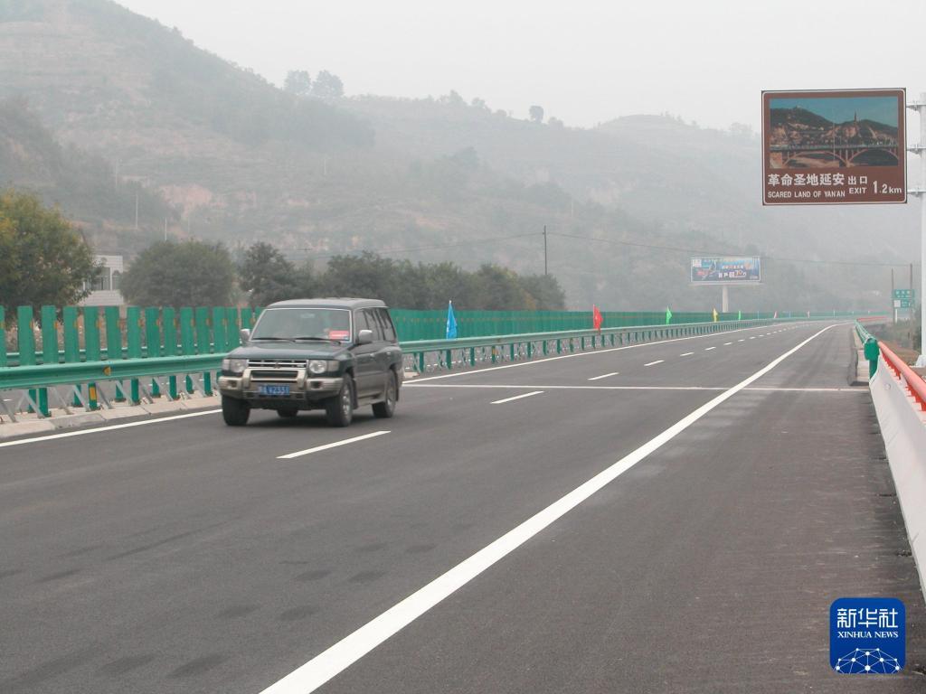 2006年9月30日，一辆越野车在新建成的黄延高速公路延安段行驶，通车之后从西安到延安驾车只需３小时。新华社记者 石志勇 摄