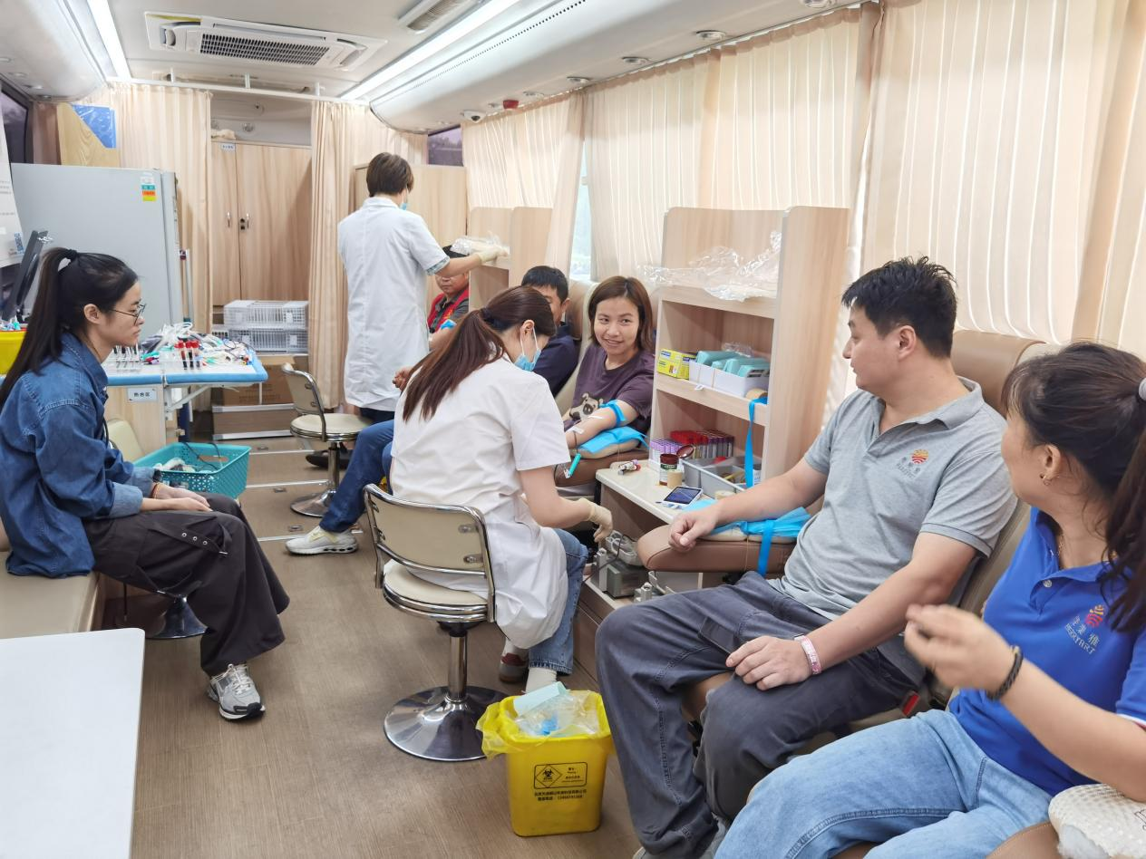 图为企业员工献血