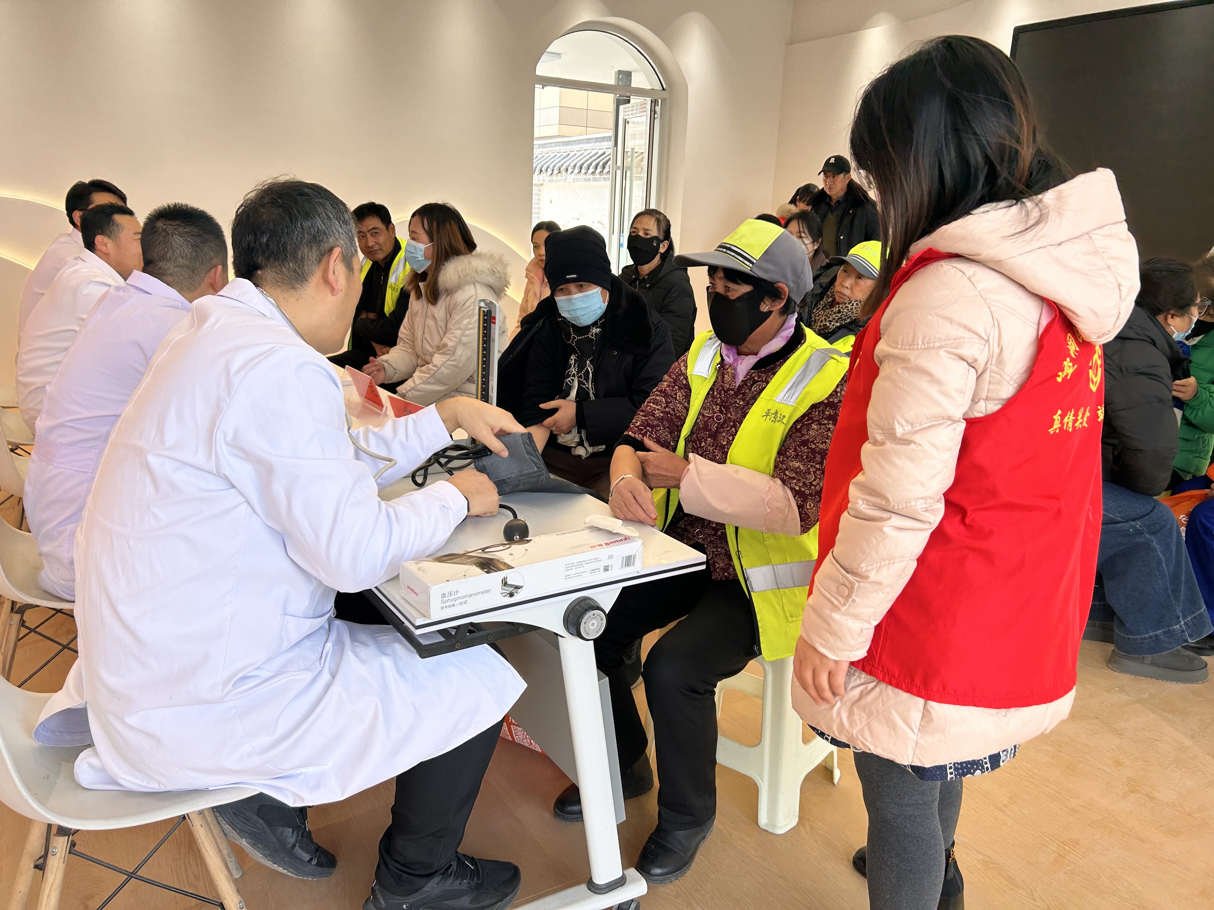 义诊理疗送健康 情暖一线劳动者二段之后2.jpg