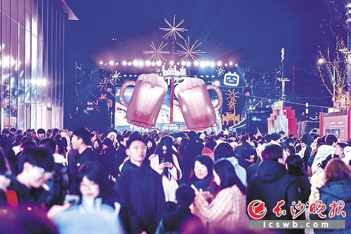 作为长沙首店聚集地，万象城目前汇集首店、旗舰店220多家。这是元旦商场旺盛的人气。陈龙 供图
