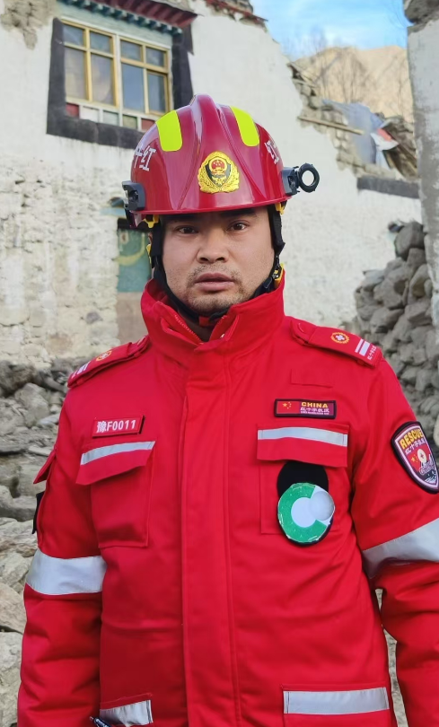 图：韩佼在抗震救灾一线