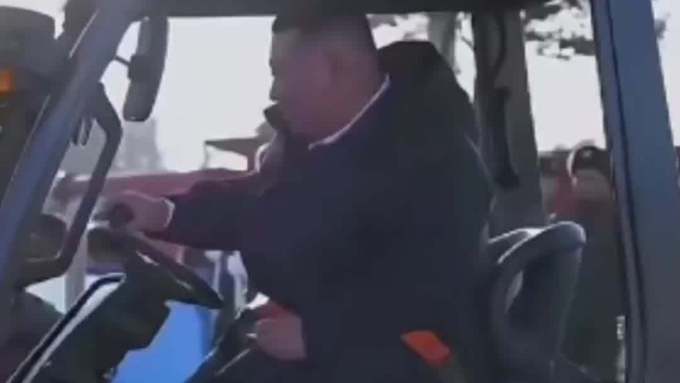 金正恩亲自驾驶叉车运树苗