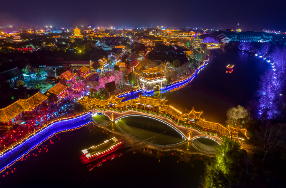 （夜幕下的步云廊桥 图源台儿庄古城）