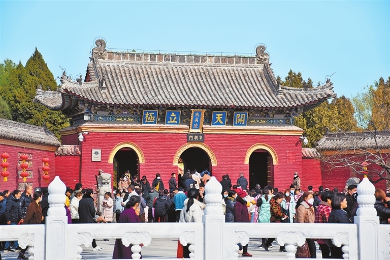 游人如织的太昊陵午朝门。卢涛 摄