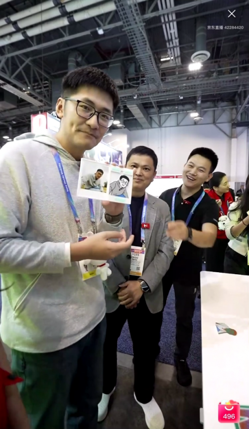 创想三维携新品SPARKX i7亮相CES 2026，影视飓风Tim现场直击