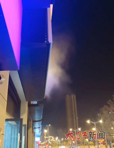 一到饭点，馄饨店外就有烟气往上飘。