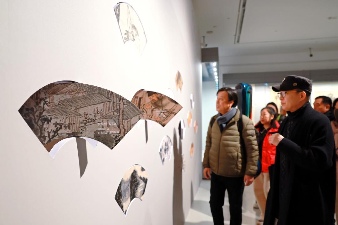 人们在山东美术馆“学我者生——齐白石与山东弟子”特展上参观。（记者 王培珂 报道）