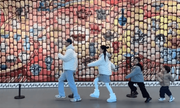 四人同框画面温馨。