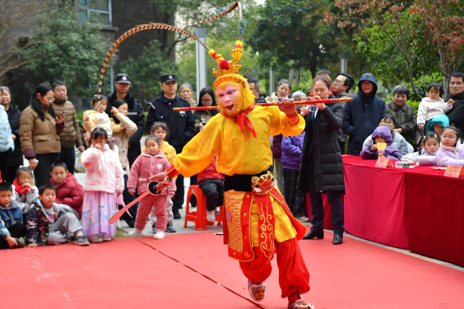 惟妙惟肖的美猴王表演。