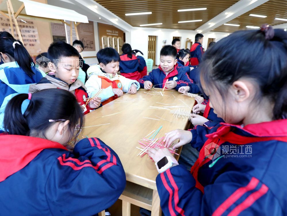 2025年12月31日，江西省分宜县文化馆组织非物质文化遗产项目传承人走进分宜县第二中心小学开展“非遗进校园 文共传承”活动，让学生们“零距离”体验采茶戏、竹编、剪纸、药香等非遗技艺，感受优秀传统文化的独特魅力。