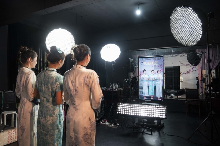 剧院青年演员在进行推广直播。图源：新华社