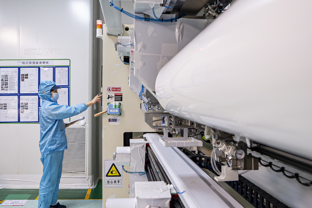 （宁乡经开区中材锂膜（宁乡）有限公司生产车间，工人在生产锂电池隔膜产品。湖南日报全媒体记者 童臻熙 摄）