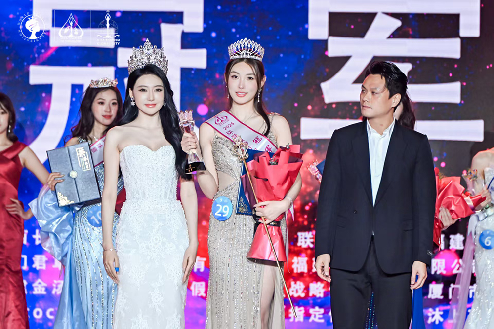 图：大赛主席叶名光先生（右一）和环球旅游小姐往届冠军娜吉玛（左一）共同为获得冠军的29号选手王语会颁奖