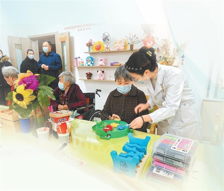 肃州区心怡康养老服务中心护工陪老人做游戏