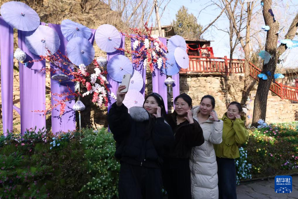 游客在英谈村拍摄。新华社发