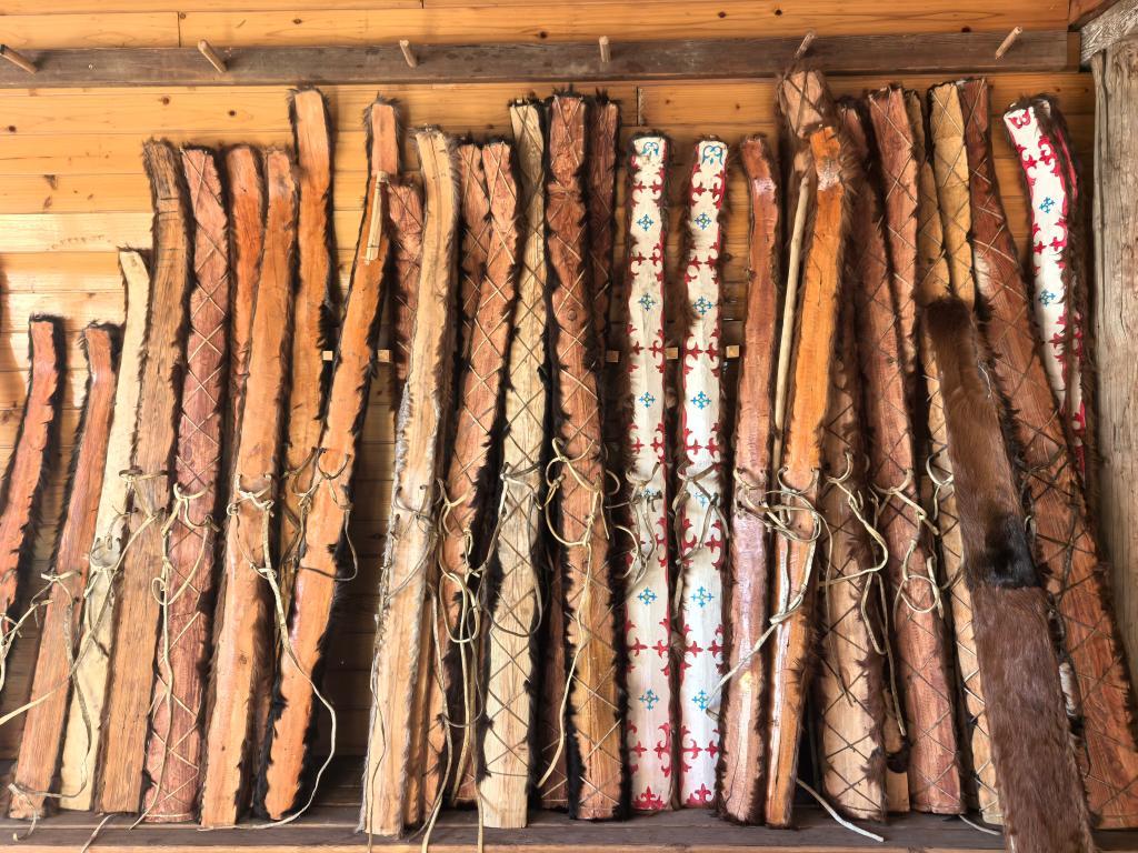 这是12月25日在斯兰别克&middot;沙和什的家庭工坊中拍摄的手工毛皮滑雪板。新华社记者 王立明 摄