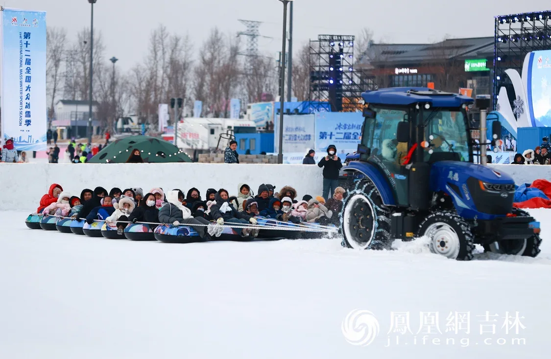 游客在肆季南河戏雪。