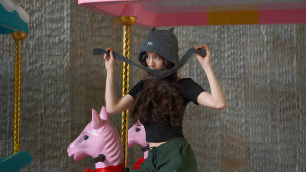 杨幂凹造型拍美照。