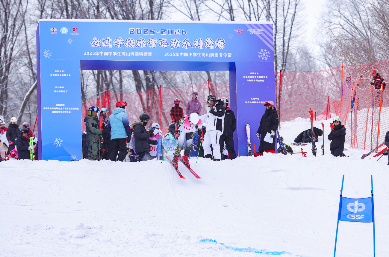 燃情冰雪,少年逐梦!2025年中小学高山滑雪系列活动圆满落幕