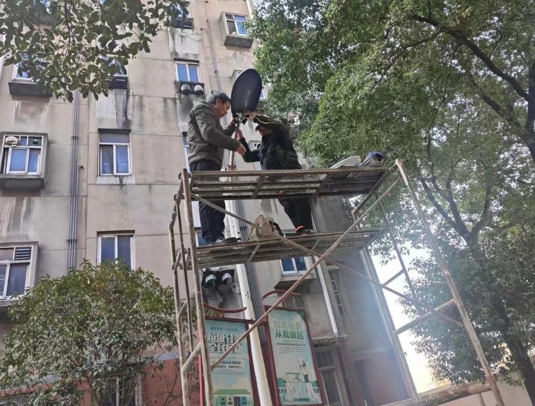 ▲维修路灯。摄影丨通讯员罗楚楚