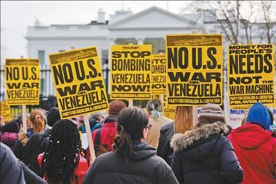 1月3日,一些美国民众聚集在白宫外,抗议美国对委内瑞拉发起大规模军事行动。