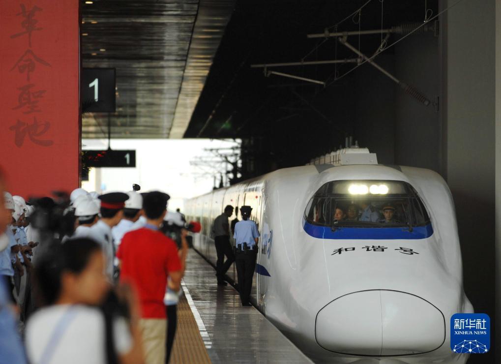 2012年7月1日，由西安开往延安的D5090次列车在西安北站等候发车。列车经由郑西高铁、包西线运行，每天一对，全程2.5小时。列车的开行标志着陕北地区跨入“动车时代”。新华社记者 李一博 摄