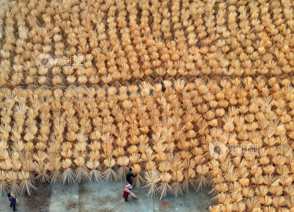 2026年1月6日，江西省吉安市泰和县桥头镇石壁村毛竹加工厂，农民在晾晒竹制品。