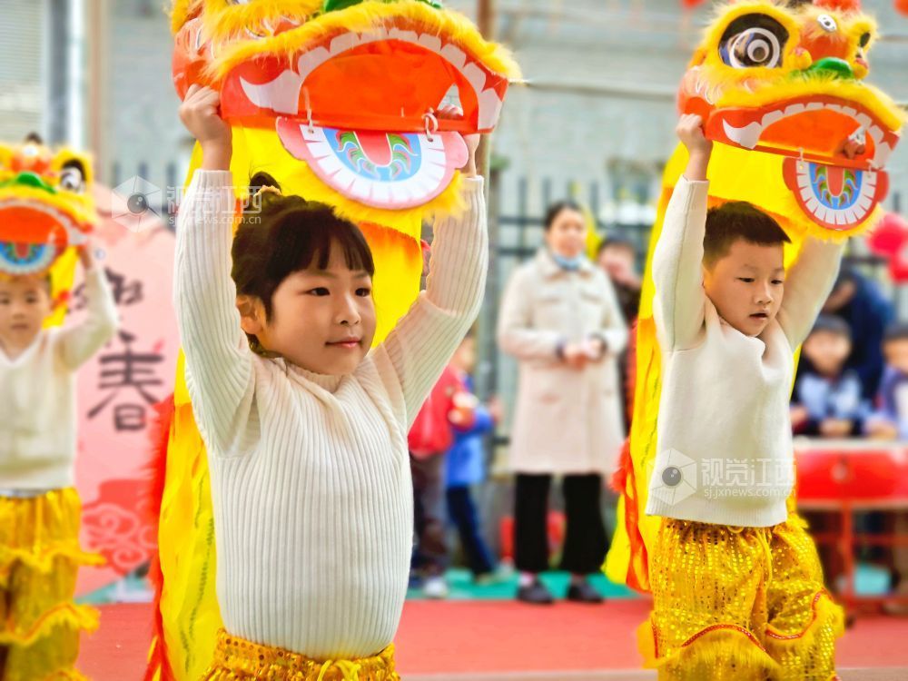 小朋友在幼儿园内舞龙舞狮，喜迎新年到来。