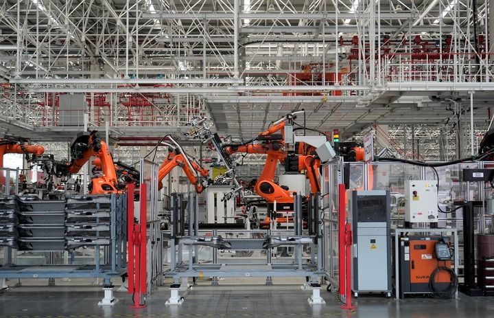 这是湖南省长沙市三一智联重卡产业园内的生产场景（2025年4月23日摄）。新华社记者 余春生 摄