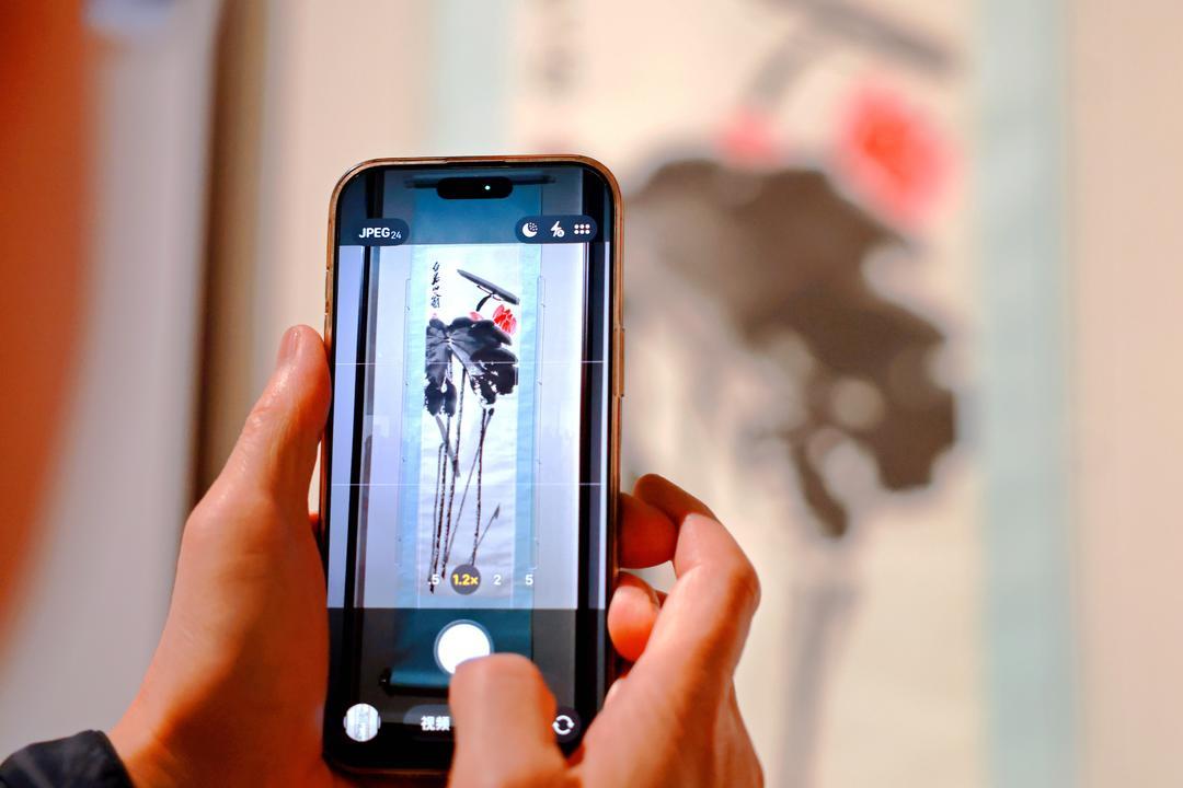 人们在山东美术馆“学我者生——齐白石与山东弟子”特展上参观。（记者 王培珂 报道）