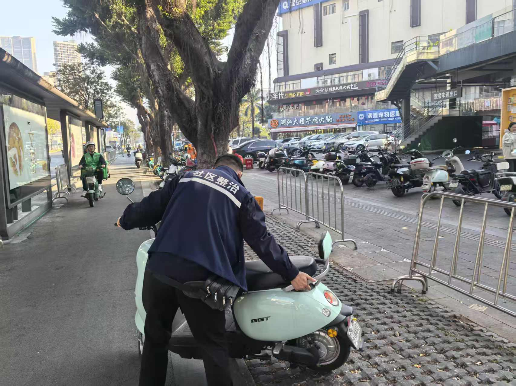 西乡街道整治“最后一公里”乱象 守护地铁站口文明秩序——河西社区开展共享单车、电单车专项整治行动