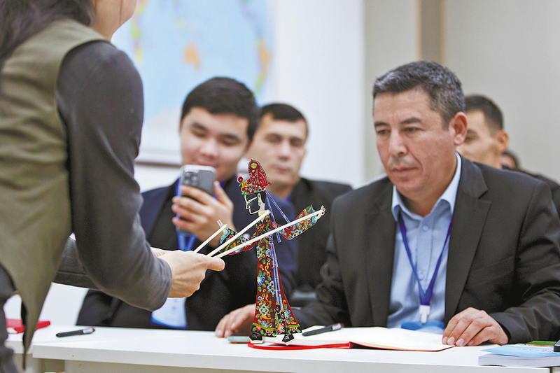 2025年12月8日，中亚五国职业农民培训班的学员在课堂上了解皮影技艺。 通讯员 彭一鹏摄