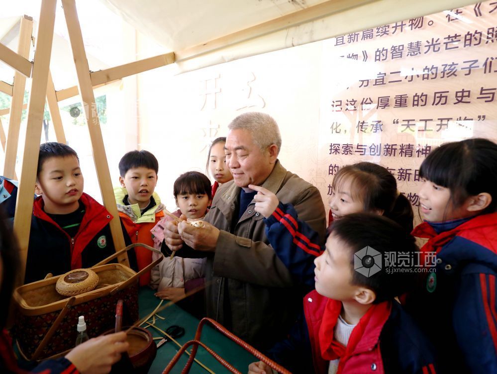 2025年12月31日，江西省分宜县文化馆组织非物质文化遗产项目传承人走进分宜县第二中心小学开展“非遗进校园 文共传承”活动，让学生们“零距离”体验采茶戏、竹编、剪纸、药香等非遗技艺，感受优秀传统文化的独特魅力。